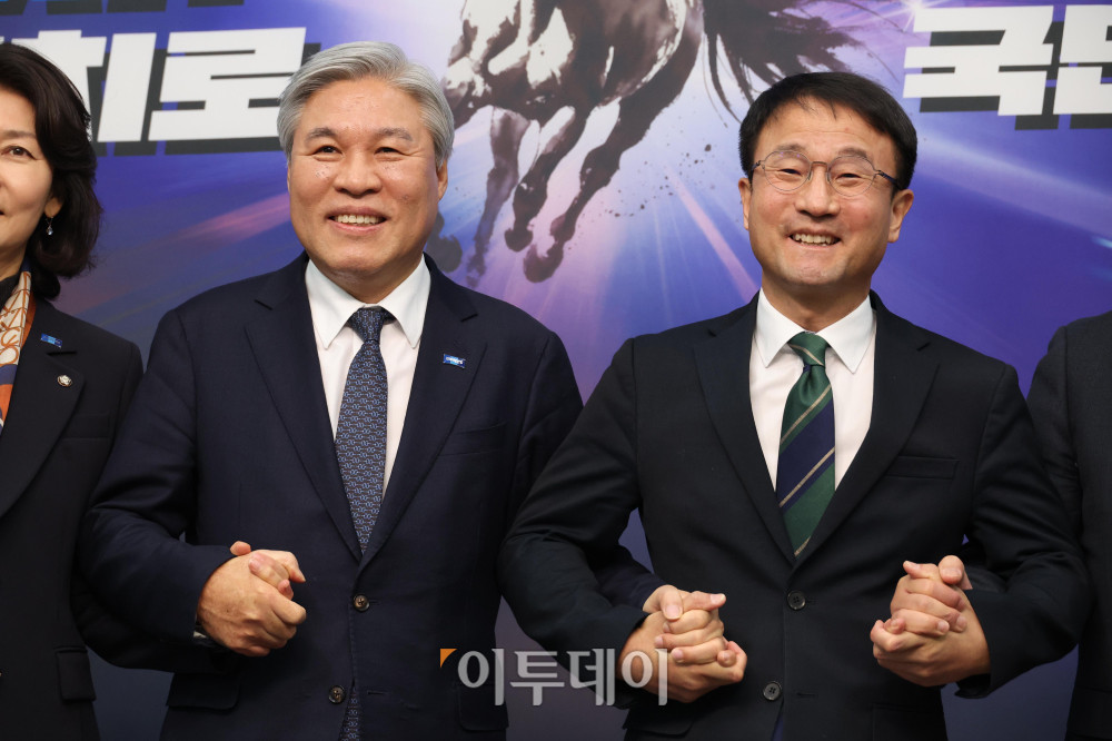 ▲한병도(오른쪽) 더불어민주당 원내대표가 13일 서울 여의도 국회에서 서왕진 조국혁신당 원내대표를 예방하고 있다. 고이란 기자 photoeran@