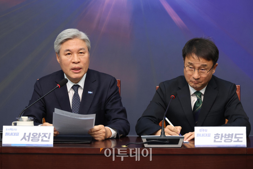 ▲한병도(오른쪽) 더불어민주당 원내대표가 13일 서울 여의도 국회에서 서왕진 조국혁신당 원내대표를 예방하고 있다. 고이란 기자 photoeran@