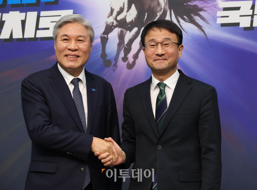 ▲한병도(오른쪽) 더불어민주당 원내대표가 13일 서울 여의도 국회에서 서왕진 조국혁신당 원내대표를 예방하고 있다. 고이란 기자 photoeran@