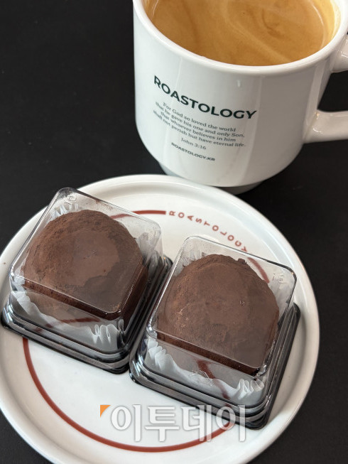 ▲서울 강남구의 한 카페에서 판매 중인 두바이 쫀득 쿠키(두쫀쿠).  (사진=황민주 기자 minchu@)