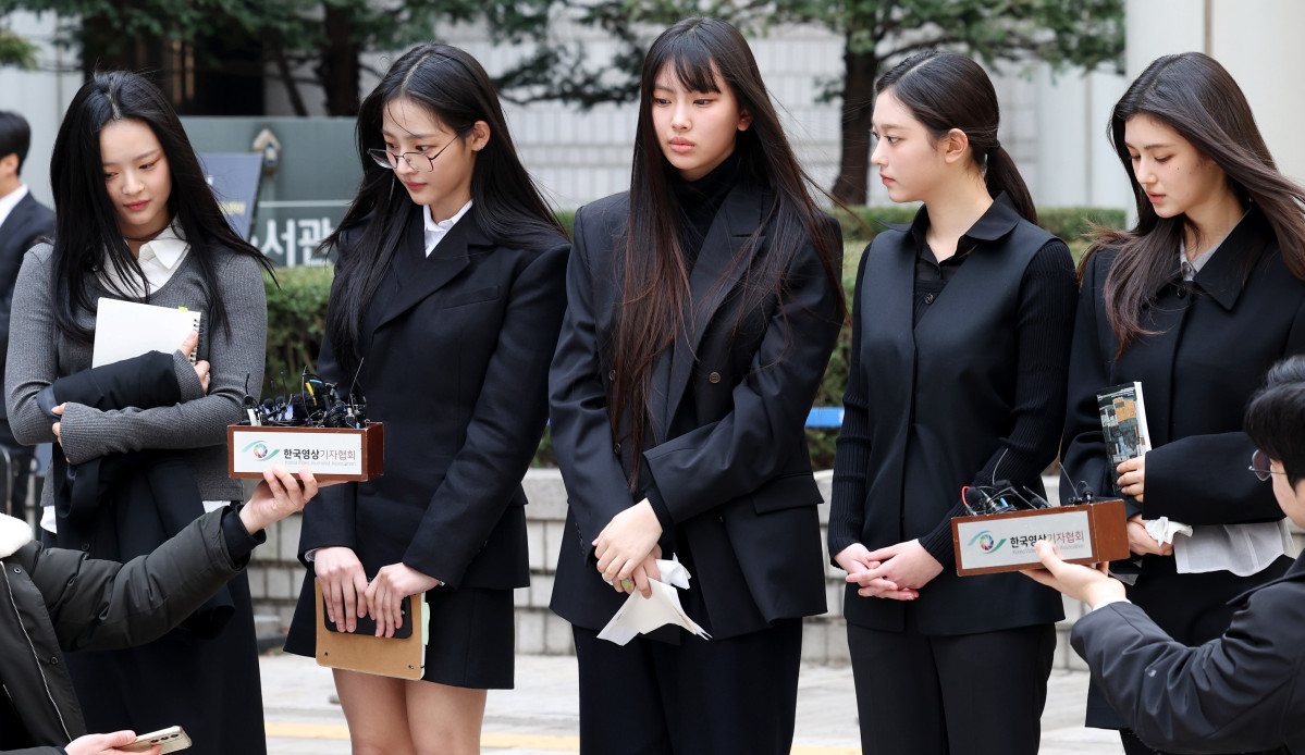 ▲그룹 뉴진스(NJZ 하니, 민지, 혜인, 해린, 다니엘)가 7일 오후 서울 서초구 서울중앙지방법원에서 열린 '어도어, 뉴진스 상대 기획사 지위보전 및 광고계약 체결 등 금지 가처분' 심문기일을 마친 후 취재진의 질문에 답변하고 있다. (뉴진스)