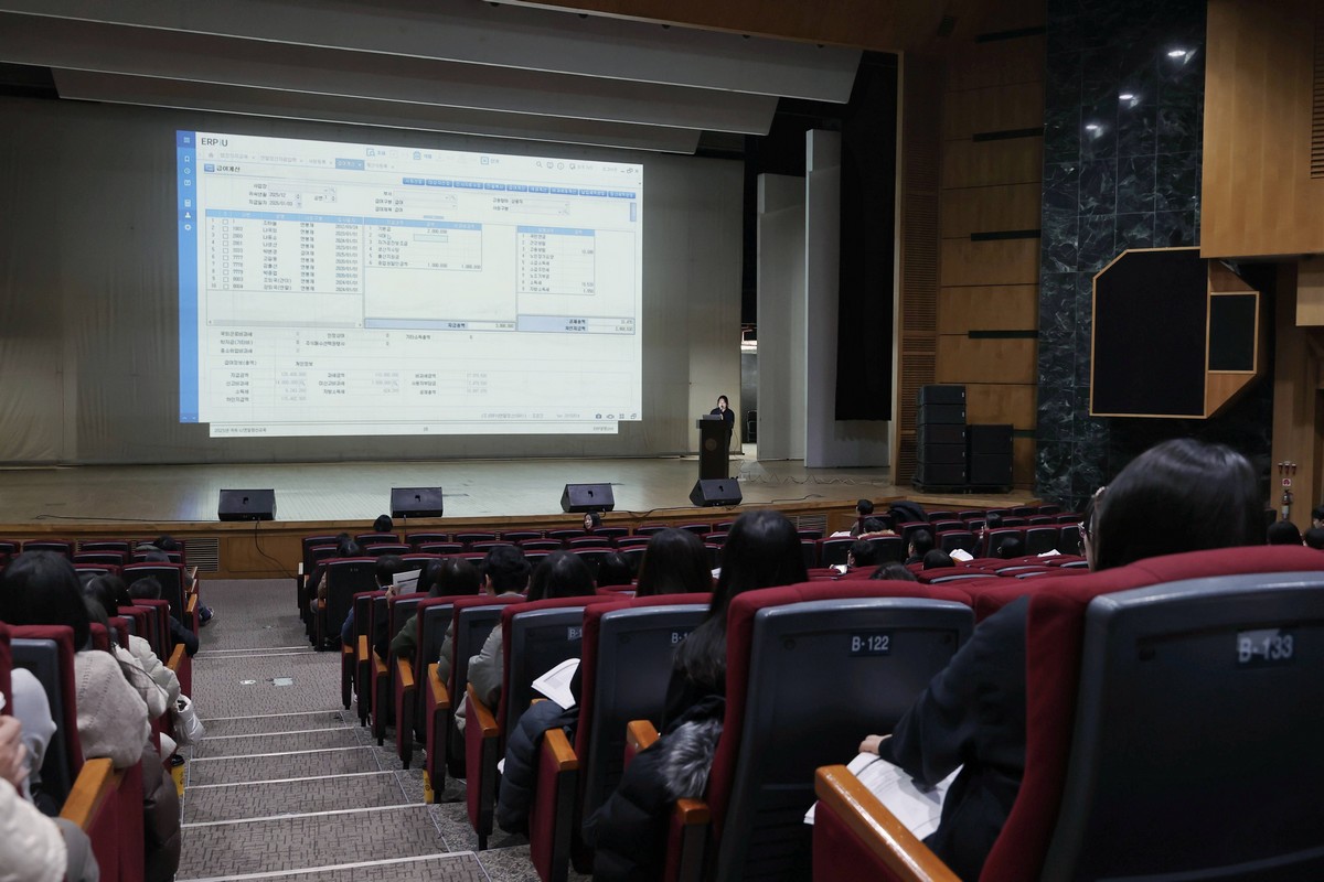 ▲더존비즈온이 13일 서울 건국대학교 새천년회관에서 ‘OmniEsol’ 및 ‘ERP iU’ 사용자 대상 ‘2025년 귀속 연말정산 집중 교육’을 진행하고 있다. (사진제공=더존비즈온)