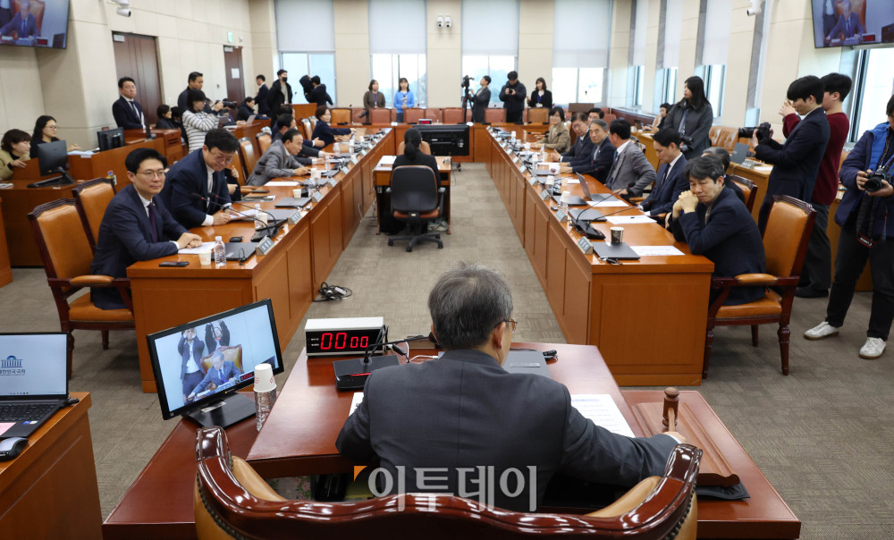 ▲13일 서울 여의도 국회에서 열린 정치개혁특별위원회 첫 전체회의에서 송기헌 위원장이 의사봉을 두드리고 있다. 고이란 기자 photoeran@