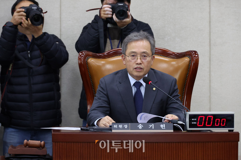 ▲13일 서울 여의도 국회에서 열린 정치개혁특별위원회 첫 전체회의에서 송기헌 위원장이 의사봉을 두드리고 있다. 고이란 기자 photoeran@