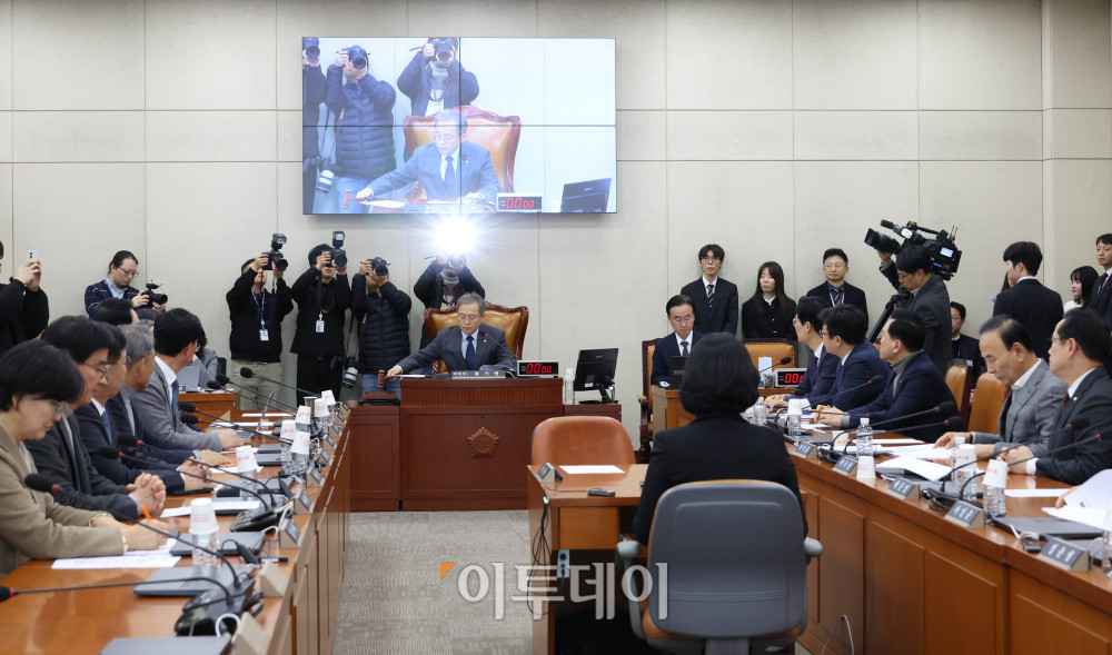 ▲13일 서울 여의도 국회에서 열린 정치개혁특별위원회 첫 전체회의에서 송기헌 위원장이 의사봉을 두드리고 있다. 고이란 기자 photoeran@
