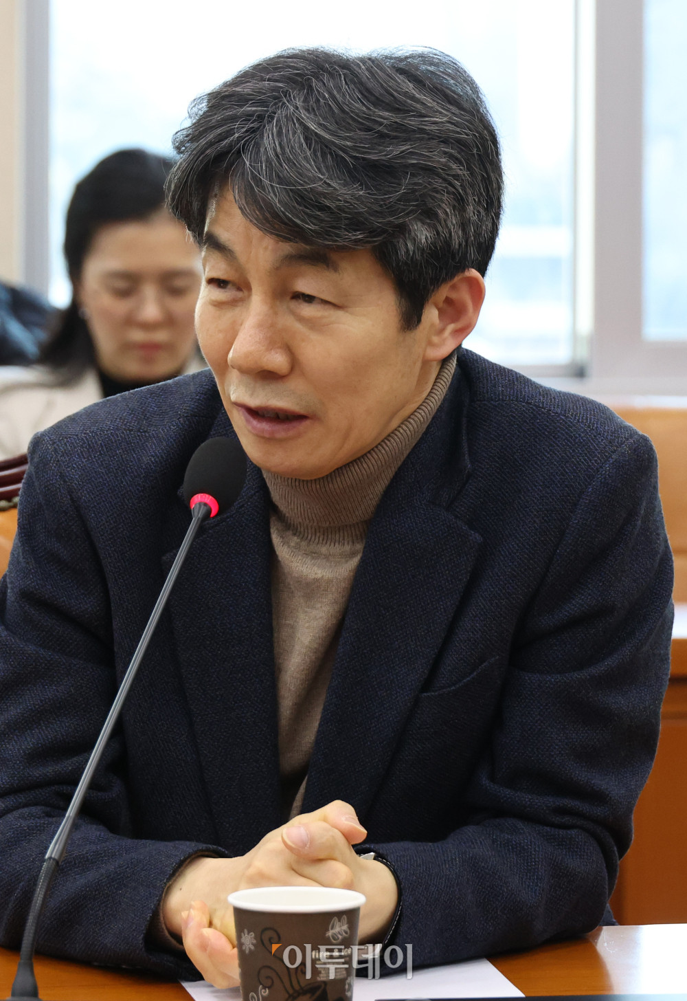 ▲13일 서울 여의도 국회에서 열린 정치개혁특별위원회 첫 전체회의에서 더불어민주당 간사로 선임된 윤건영 의원이 인사말을 하고 있다. 고이란 기자 photoeran@