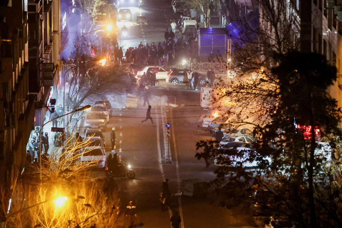 ▲이란 테헤란에서 8일(현지시간) 반정부 시위대와 진압 병력이 대치하고 있다. 테헤란/로이터연합뉴스