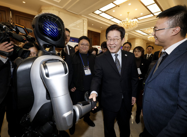 ▲이재명 대통령이 7일 중국 상하이 국제회의중심에서 열린 한·중 벤처스타트업 서밋에서 중국 업체가 만든 휴머노이드 로봇과 악수하고 있다. 2026.1.7    (연합뉴스 )