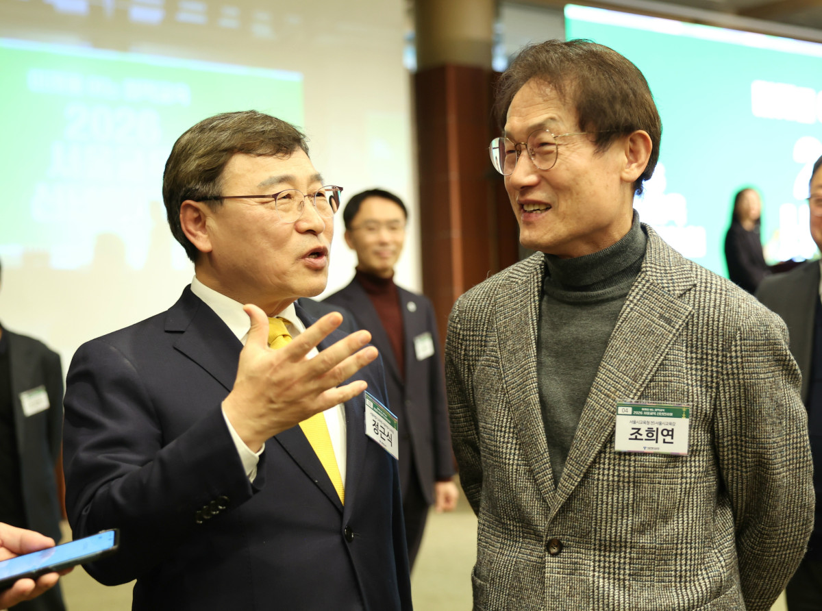▲정근식 서울시교육감(왼쪽), 조희연 전 서울시교육감이 13일 오후 서울 용산구 백범김구기념관에서 열린 '2026 서울시교육청 신년인사회'에서 만나 기자들과 인터뷰를 하고 있다. (서울시교육청)