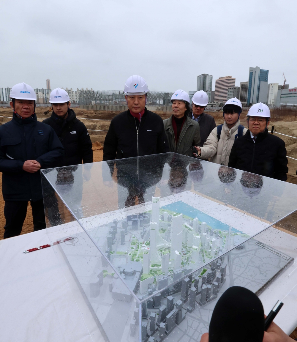 ▲오세훈 서울시장이 용산국제업무지구가 들어설 서울 용산정비창 부지 현장을 둘러보고 있다. 신태현 기자 holjjak@ (이투데이DB)