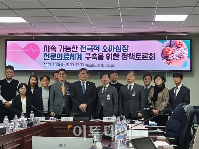 ▲13일 국회의원회관 제3간담회실에서 열린 국회 토론회 참석자들이 기념촬영을 하고 있다. (노상우 기자 nswreal@)