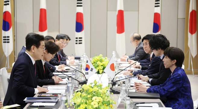 ▲이재명 대통령과 다카이치 사나에 일본 총리가 13일 일본 나라현 정상회담장에서 확대 회담을 하고 있다. (연합뉴스)