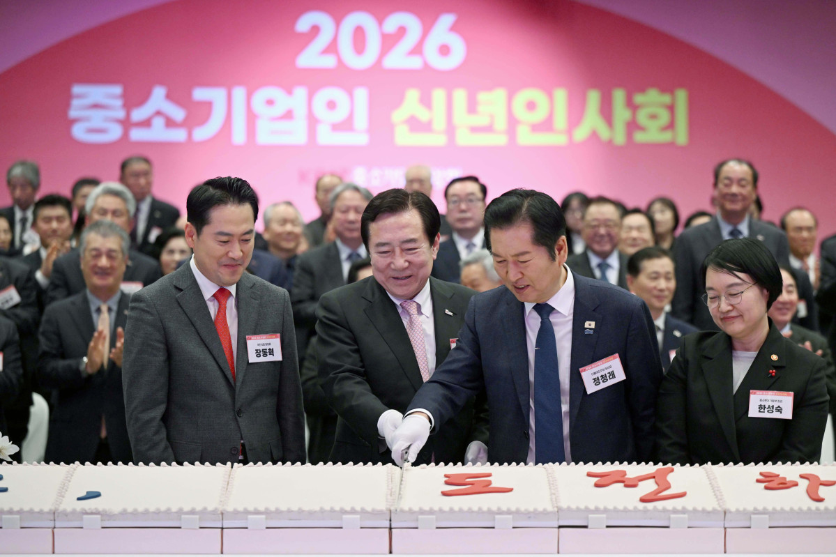 ▲정청래 더불어민주당 대표와 김기문 중소기업중앙회 회장이 13일 서울 여의도 중소기업중앙회에서 열린 2026년도 중소기업인 신년인사회에서 떡케이크를 자르고 있다. 사진 왼쪽부터 장동혁 국민의힘 대표, 김 중기회장, 정 더불어민주당 대표, 한성숙 중소벤처기업부 장관. 신태현 기자 holjjak@