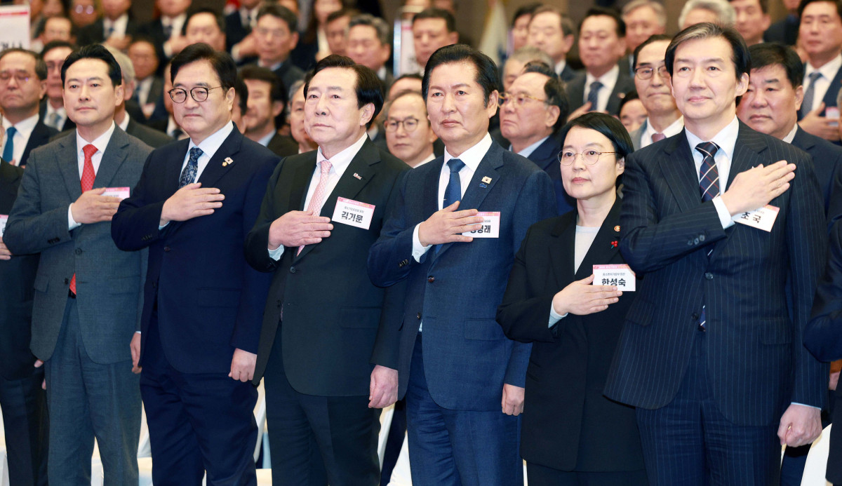 ▲우원식 국회의장, 더불어민주당 정청래 대표와 국민의힘 장동혁 대표 등 참석자들이 13일 서울 영등포구 여의도 중소기업중앙회에서 열린 2026 중소기업인 신년인사회에서 국민의례를 하고 있다. 신태현 기자 holjjak@