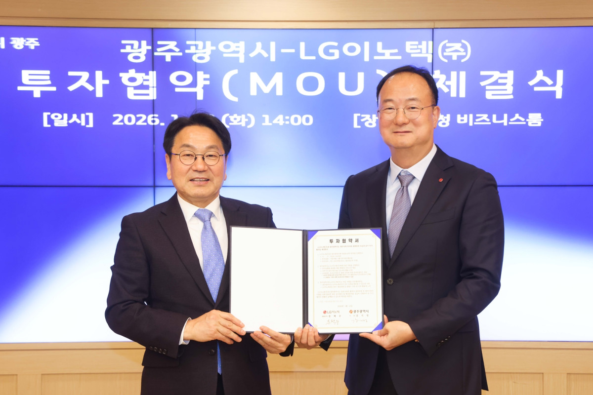 ▲13일 광주광역시청에서 LG이노텍이 광주광역시와 공장 증축을 위한 투자 협약(MOU)을 체결했다. 왼쪽부터 강기정 광주광역시장, 문혁수 LG이노텍 대표이사(사장) (사진제공=LG이노텍)
