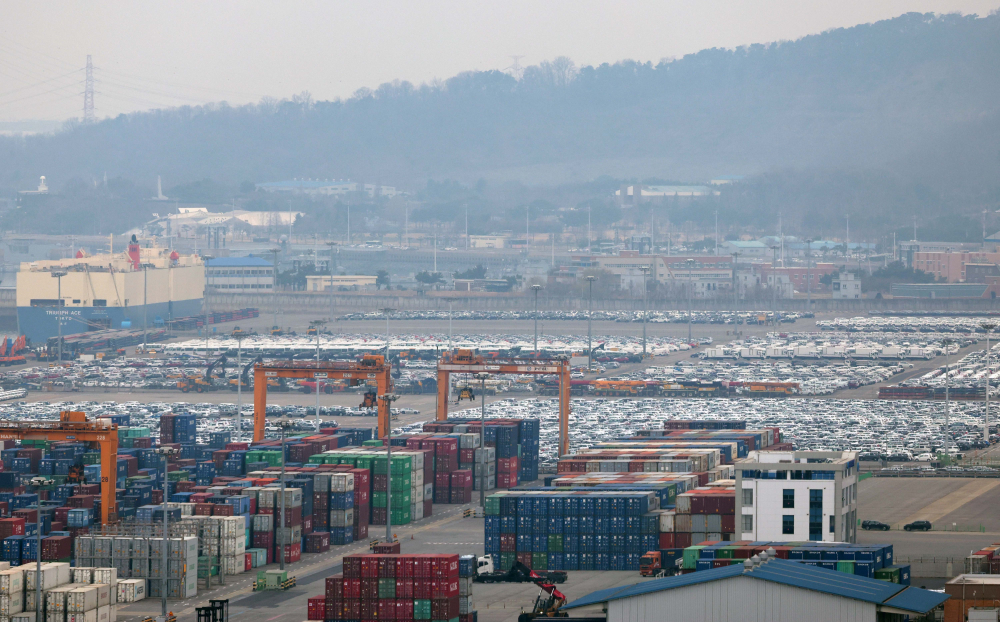 ▲경기 평택항에 수출용 컨테이너와 차량이 세워져 있다. (신태현 기자 holjjak@ )