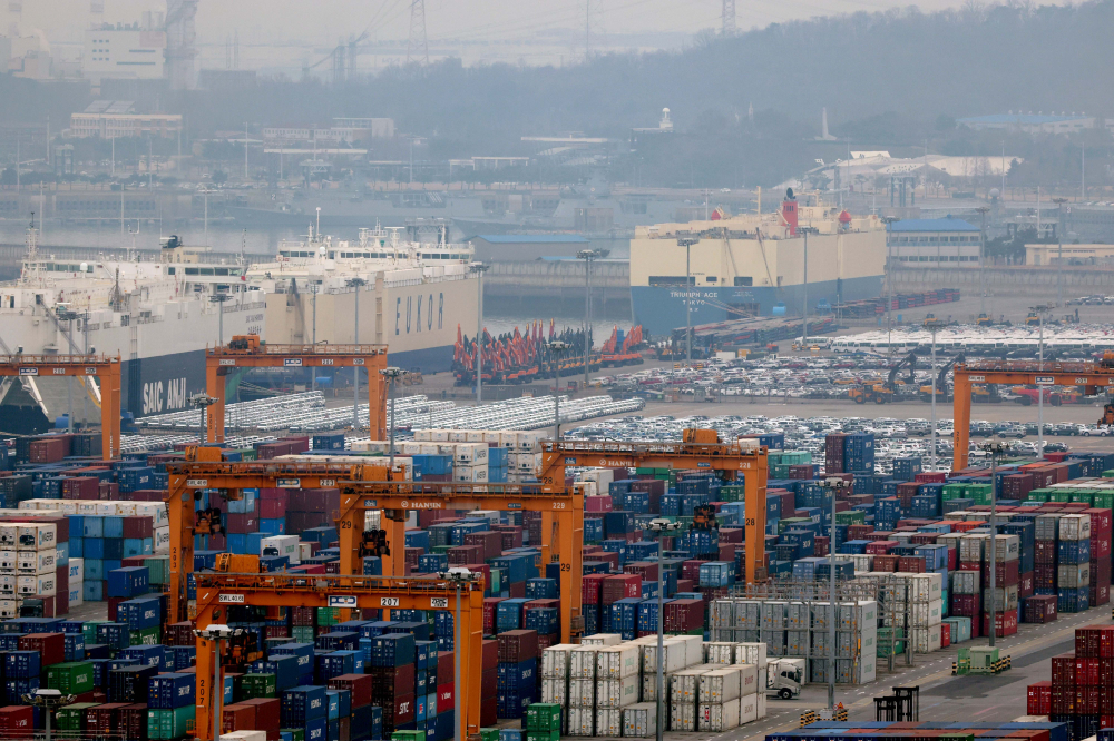 ▲경기 평택항에 수출용 컨테이너가 세워져 있다. (신태현 기자 holjjak@ )