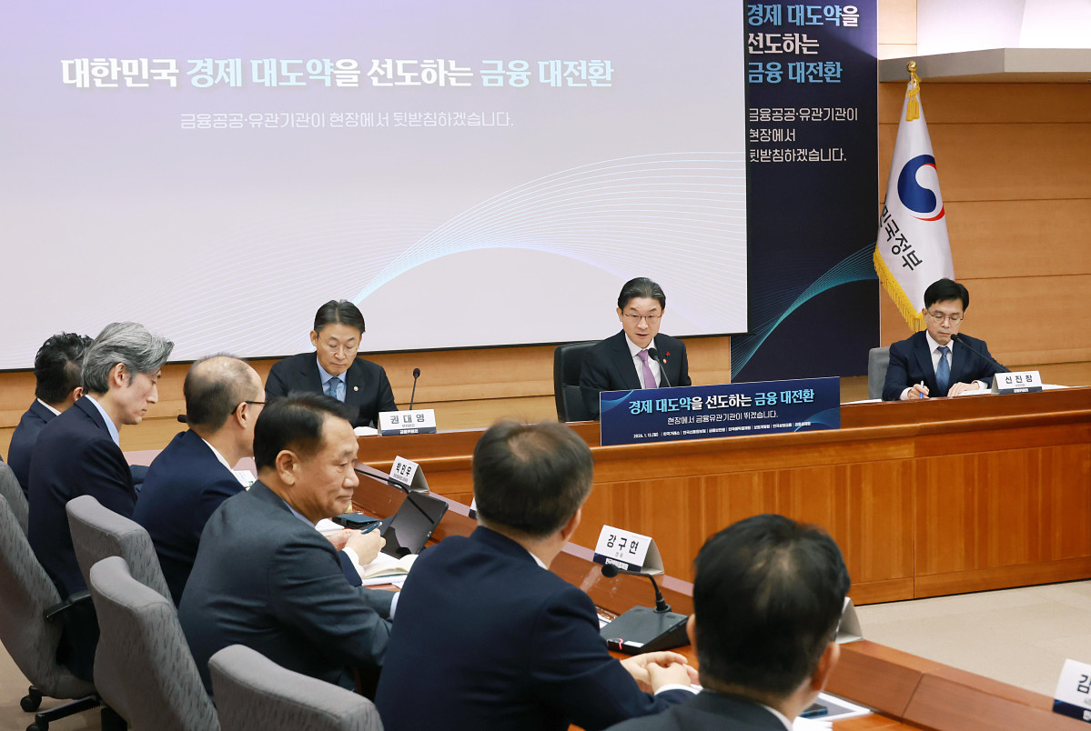 ▲이억원 금융위원장이 12일 서울 종로구 정부서울청사 별관에서 열린 금융위원회 산하 금융유관기관 업무보고에서 발언하고 있다. (연합뉴스)