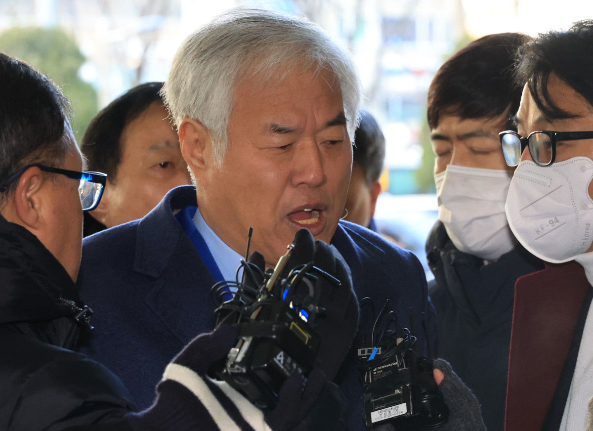 ▲사랑제일교회 전광훈 목사가 13일 서울서부지방법원에서 열린 구속 전 피의자 심문에 출석하며 기자의 질문에 답하고 있다. (연합뉴스)