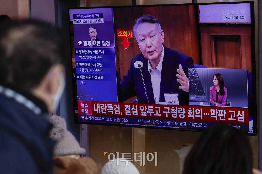 ▲'내란 우두머리 혐의'를 받는 윤석열 전 대통령에 대한 결심공판이 열린 9일 서울 용산구 서울역에서 시민들이 결심공판 관련 뉴스를 시청하고 있다. 조현호 기자 hyunho@ (이투데이DB)