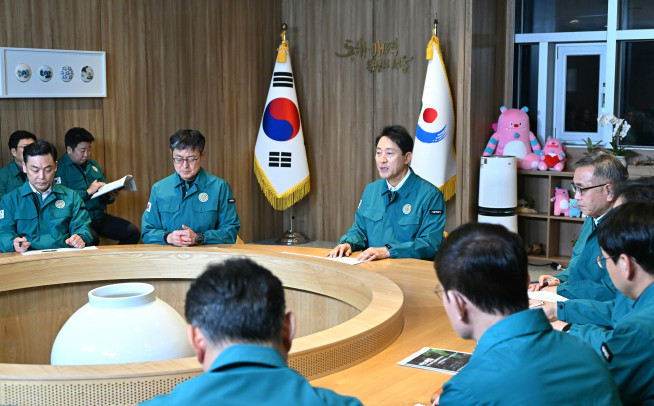 ▲오세훈 서울시장이 13일 밤 집무실에서 ‘시내버스 파업 관련 긴급 대책회의’에서 모두발언을 하고 있다. (사진제공=서울시)