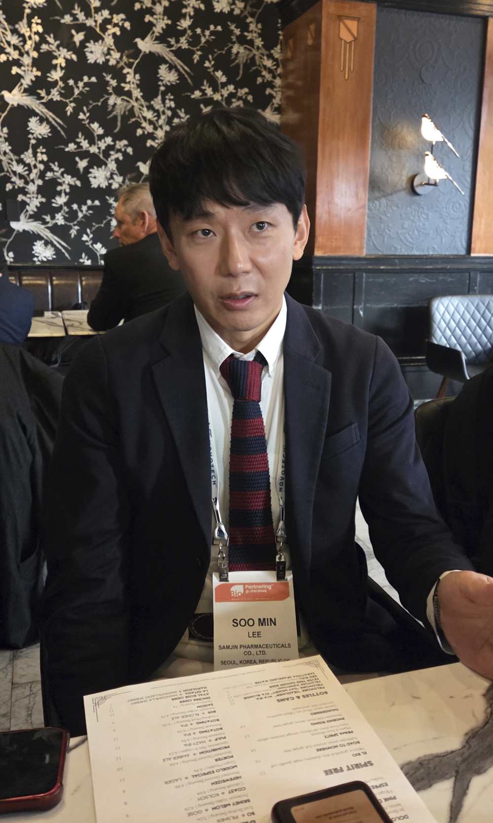 ▲12일(현지시간) 제44회 JP모건 헬스케어 콘퍼런스가 개막한 미국 캘리포니아주 샌프란시스코 웨스틴 세인트 프랜시스 호텔 인근에서 이수민 삼진제약 연구센터장이 기자들과 만나 회사의 향후 계획을 설명하고 있다. (샌프란시스코(미국)=한성주 기자 hsj@etoday.co.kr)