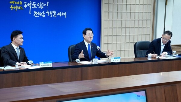 ▲김영록 전라남도지사가 도청 서재필실에서 ‘2026 여수세계섬박람회 추진상황 보고회’를 주재하고 있다.


 (사진제공=전남도)