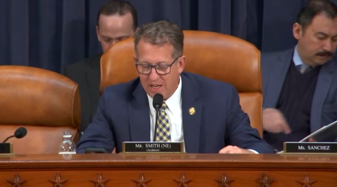 ▲미 연방하원 세입위원회 무역소위원회의 에이드리언 스미스 위원장(공화당)은 13일(현지시간) 청문회에서 "한국 정부가 미국 기업이 불필요한 디지털 무역장벽에 직면하지 않게 하겠다고 약속했으나 명백하게 미국 기업을 겨냥하고 있다"고 말했다.  (출처 美연방하원 유튜브 캡처)