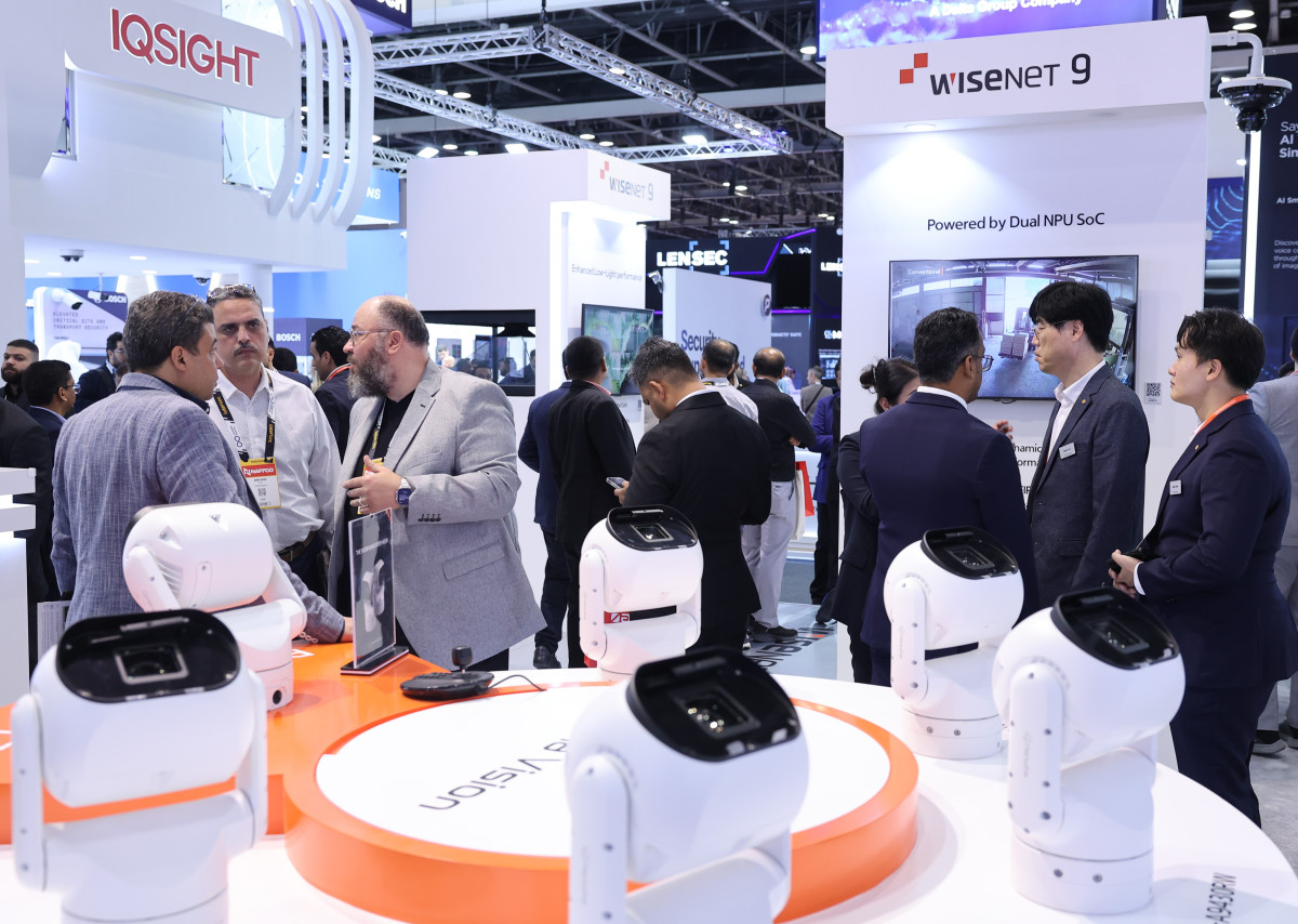 ▲아랍에미리트(UAE) 두바이에서 열린 보안 전시회 ‘인터섹(Intersec) 2026’의 한화비전 부스에 AI 러기다이즈드 PTZ 카메라가 전시돼 있다. (사진제공=한화비전)