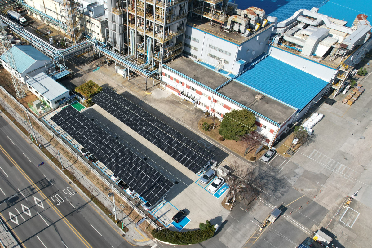 ▲태양광 발전 설비가 설치된 코오롱인더스트리 구미공장 남측 주차장. (사진제공=코오롱인더스트리)