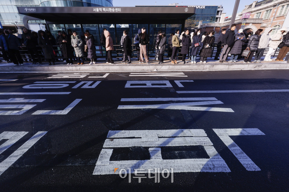 ▲서울 시내버스 총파업이 시작된 13일 서울 용산구 서울역에서 시민들이 택시를 기다리고 있다. 서울시는 파업 종료시까지 지하철을 하루 172회 증회하고, 출퇴근 혼잡 시간과 막차 운행을 익일 새벽 2시까지 연장하는 등 비상수송대책을 시행한다. 서울 25개 자치구에서는 마을버스가 운행되지 않는 지역을 중심으로 주요 거점과 지하철역을 연결하는 무료 셔틀버스를 운행한다. 조현호 기자 hyunho@