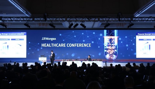 ▲ 존 림 삼성바이오로직스 대표가 2026년 1월 13일(현지시간) 미국 캘리포니아주 샌프란시스코에서 열린 JP모건 헬스케어 콘퍼런스에서 기업 발표를 진행하고 있다. (삼성바이오로직스)