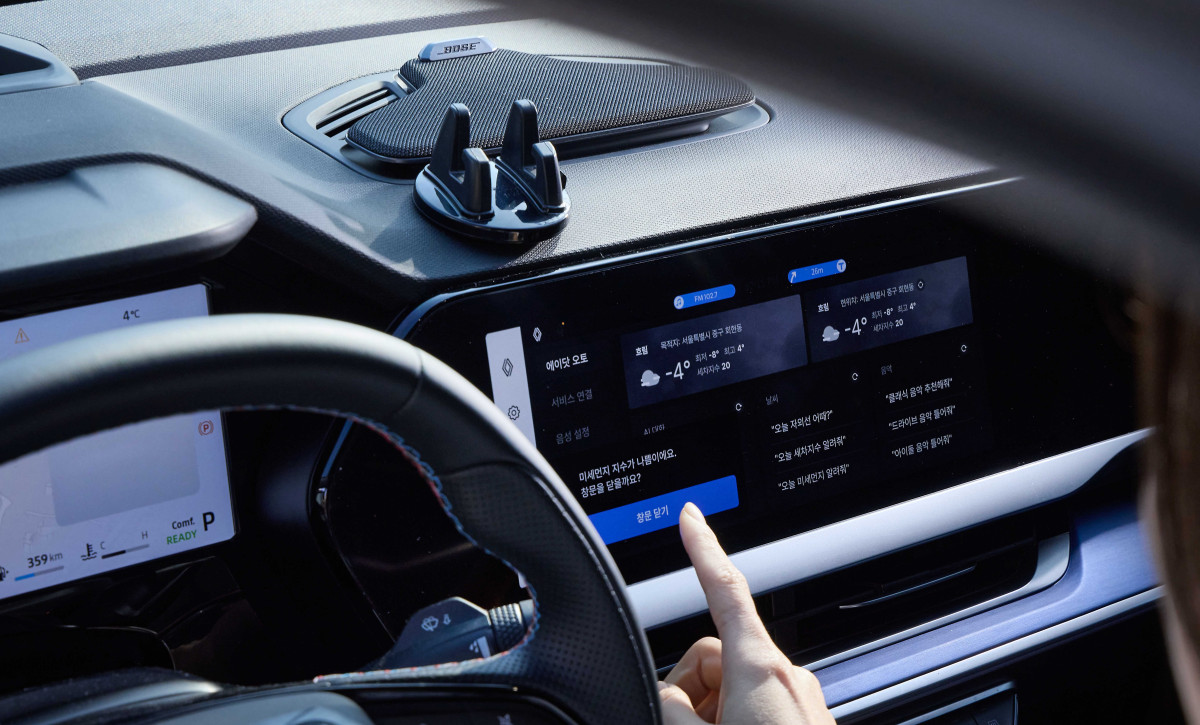 ▲'에이닷 오토'가 미세먼지 지수가 나쁜 상황에서 창문을 닫자고 제안하는 모습. (사진제공=SKT)