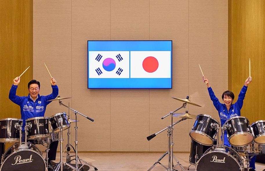 ▲이재명 대통령과 다카이치 사나에 일본 총리가 13일 일본 나라현에서 정상회담 후 환담장에서 드럼 합주를 하고 있다. (연합뉴스)