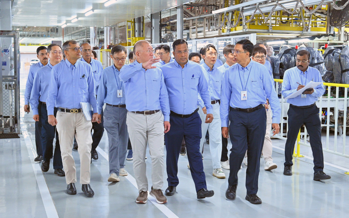 ▲현대차그룹 정의선 회장이 현대차 인도 첸나이공장 임직원들과 함께 생산 라인을 점검하고 있다.(앞줄 오른쪽부터 무쿤단 현대차 인도 첸나이공장 생산실장, 고팔라 크리쉬난 현대차 인도권역 CMO, 정의선 회장, 타룬 갈그 현대차 인도권역본부장) (사진=현대차그룹)