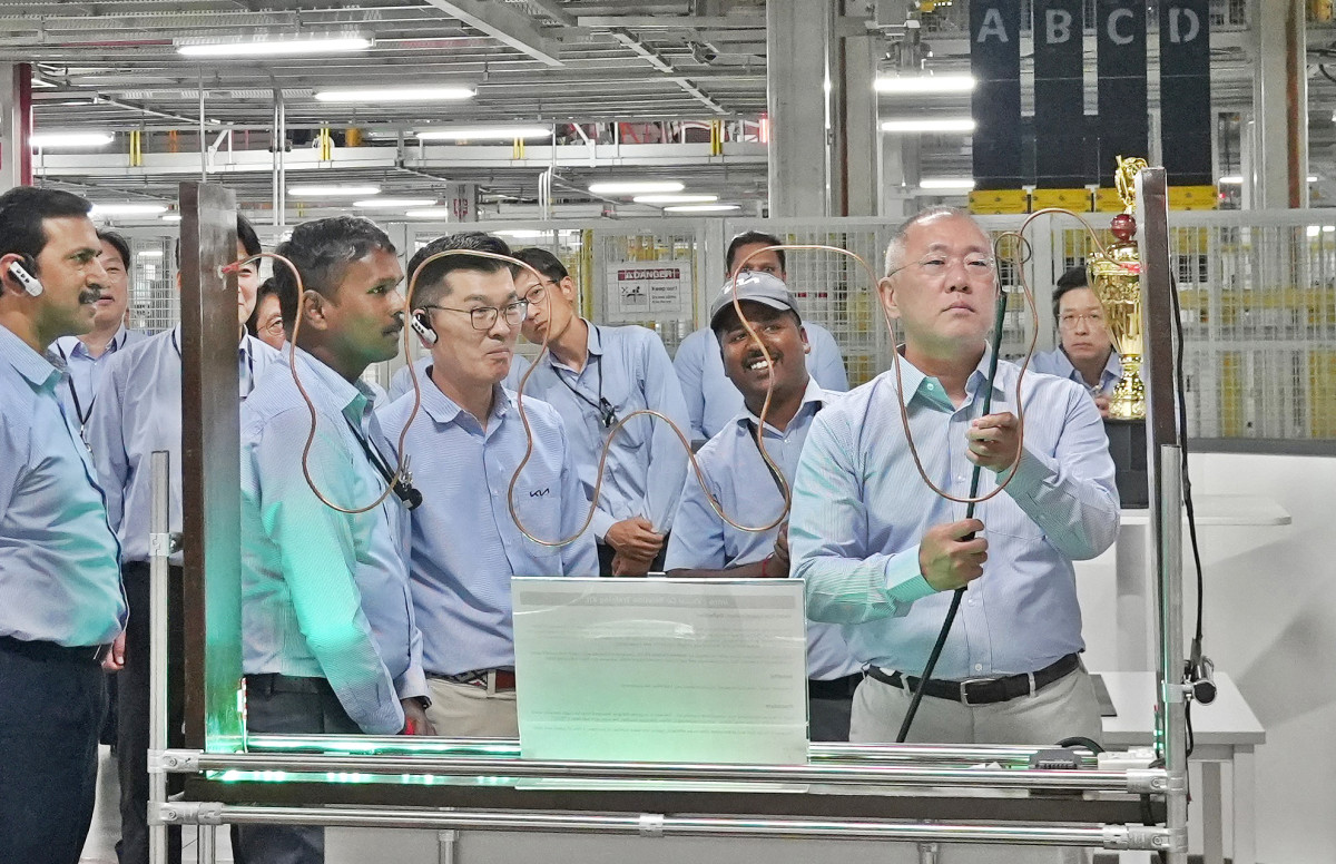▲현대차그룹 정의선 회장이 기아 인도 아난타푸르공장 생산 라인에 설치된 신입사원 교육훈련 장비를 점검하고 있다. (사진=현대차그룹)