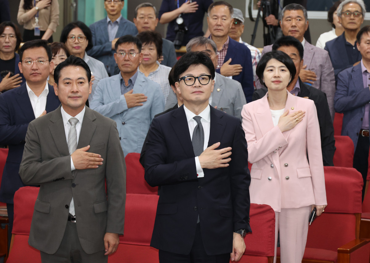 ▲국민의힘 한동훈 대표와 장동혁 의원 등 참석자들이 24일 서울 여의도 국회 의원회관에서 열린 '국정원 대공수사권 부활' 긴급토론회에서 국민의례를 하고 있다. 2024.09.24.  (뉴시스)