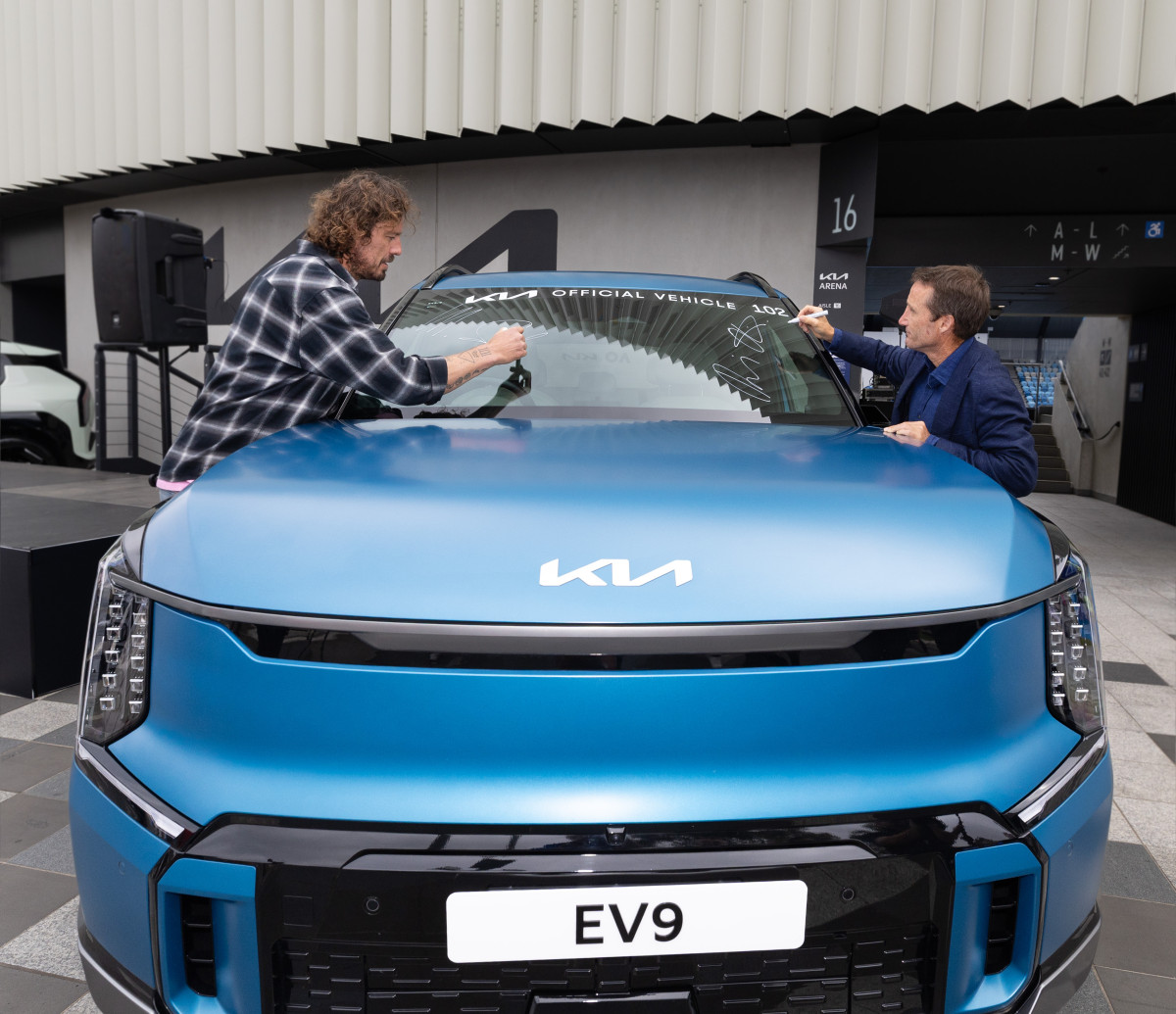 ▲대회공식차량 중 EV9에 사인하고 있는 러시아 테니스 레전드 마라트 사핀(Marat Safin)과 호주 경마 레전드이자 기아 호주법인 앰버서더 데이미언 올리버(Damien Oliver) (사진=기아)