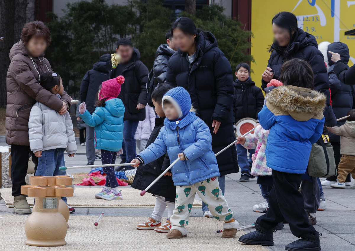 ▲지난해 설날 연휴 당시 서울 종로구 서울역사박물관에서 아이들이 투호 던지기 체험을 하는 모습. (사진은 본문과 무관함, 이투데이 DB)