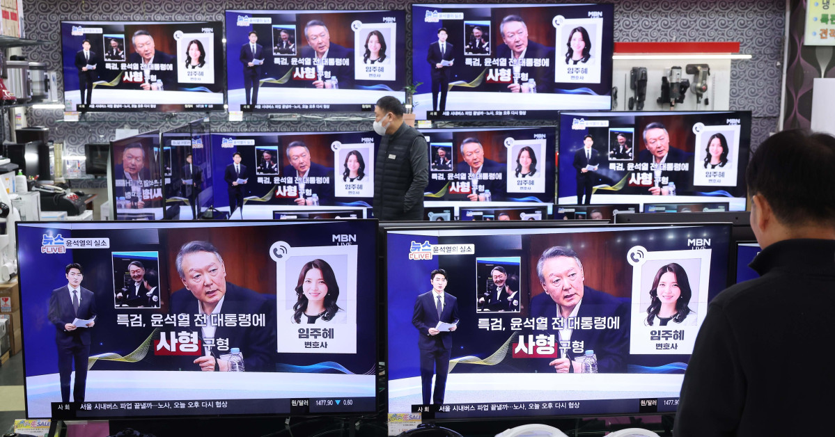 ▲내란특검팀(특별검사 조은석)이 내란 우두머리 혐의를 받는 윤석열 전 대통령에게 법정 최고형인 사형을 구형한 이튿날인 14일 서울 용산구 전자랜드의 한 가전매장 텔레비전에 관련 뉴스가 보도되고 있다. 신태현 기자 holjjak@