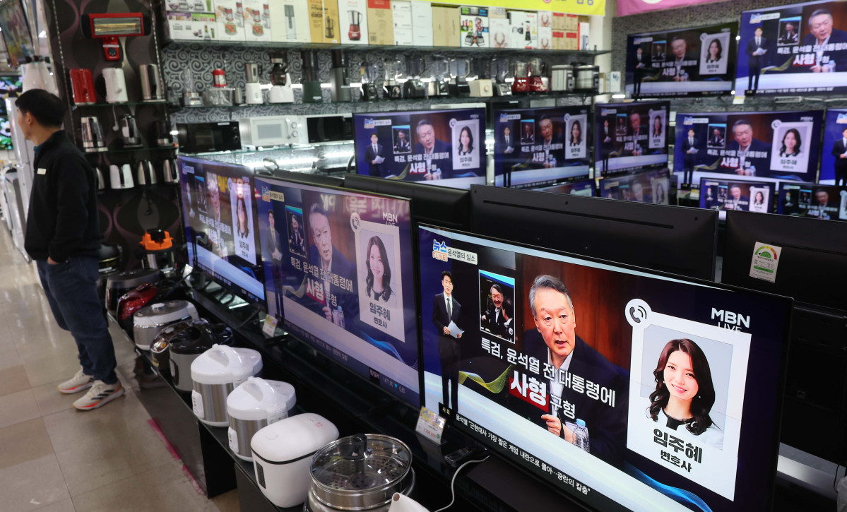 ▲내란특검팀(특별검사 조은석)이 내란 우두머리 혐의를 받는 윤석열 전 대통령에게 법정 최고형인 사형을 구형한 이튿날인 14일 서울 용산구 전자랜드의 한 가전매장 텔레비전에 관련 뉴스가 보도되고 있다. 신태현 기자 holjjak@