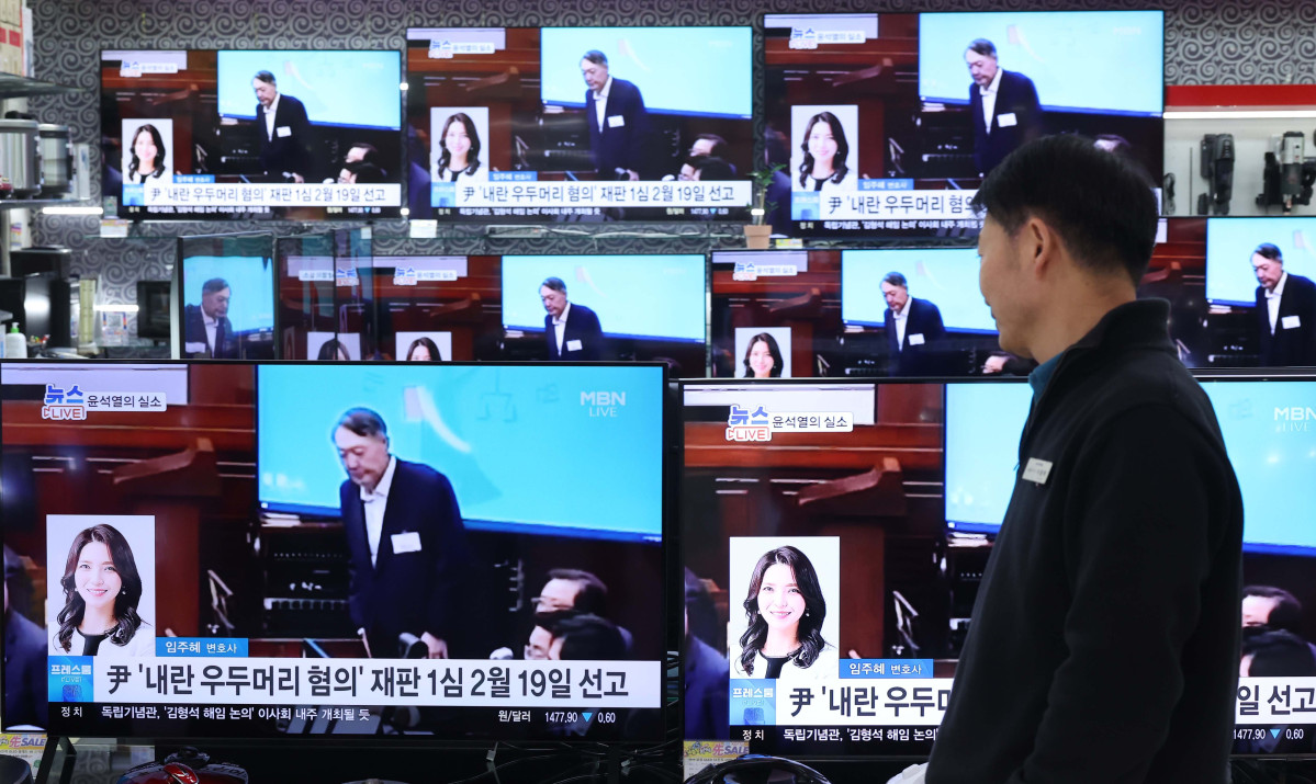 ▲내란특검팀(특별검사 조은석)이 내란 우두머리 혐의를 받는 윤석열 전 대통령에게 법정 최고형인 사형을 구형한 이튿날인 14일 서울 용산구 전자랜드의 한 가전매장 텔레비전에 관련 뉴스가 보도되고 있다. 신태현 기자 holjjak@