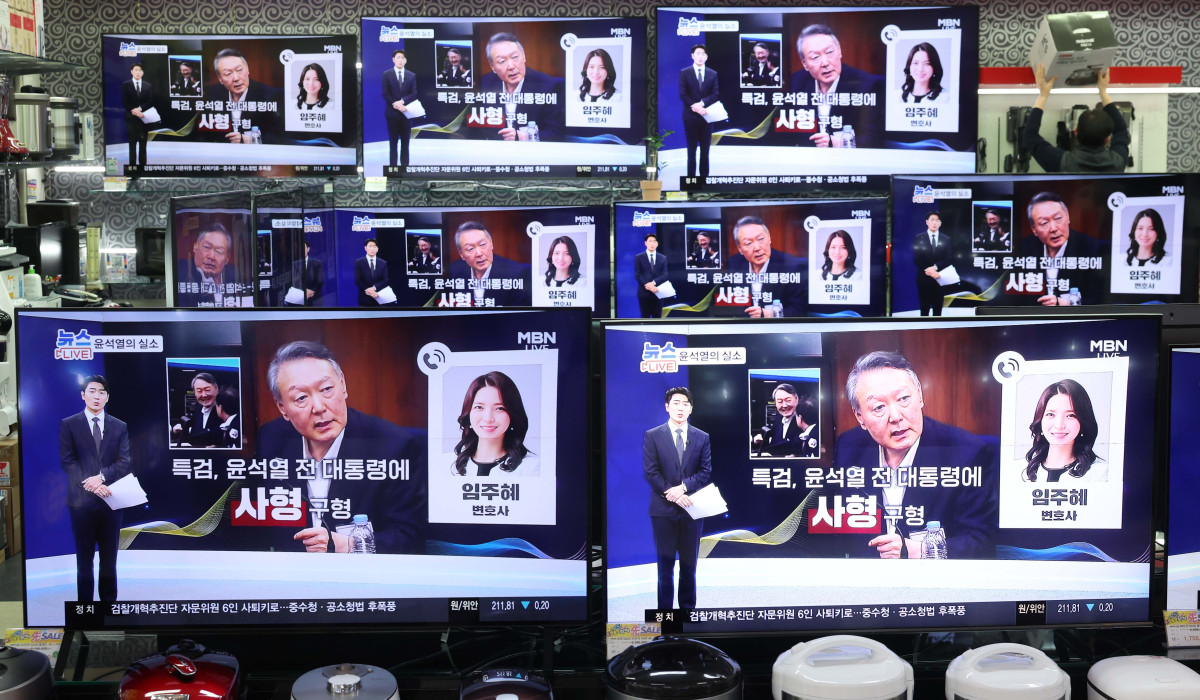 ▲내란특검팀(특별검사 조은석)이 내란 우두머리 혐의를 받는 윤석열 전 대통령에게 법정 최고형인 사형을 구형한 이튿날인 14일 서울 용산구 전자랜드의 한 가전매장 텔레비전에 관련 뉴스가 보도되고 있다. 신태현 기자 holjjak@