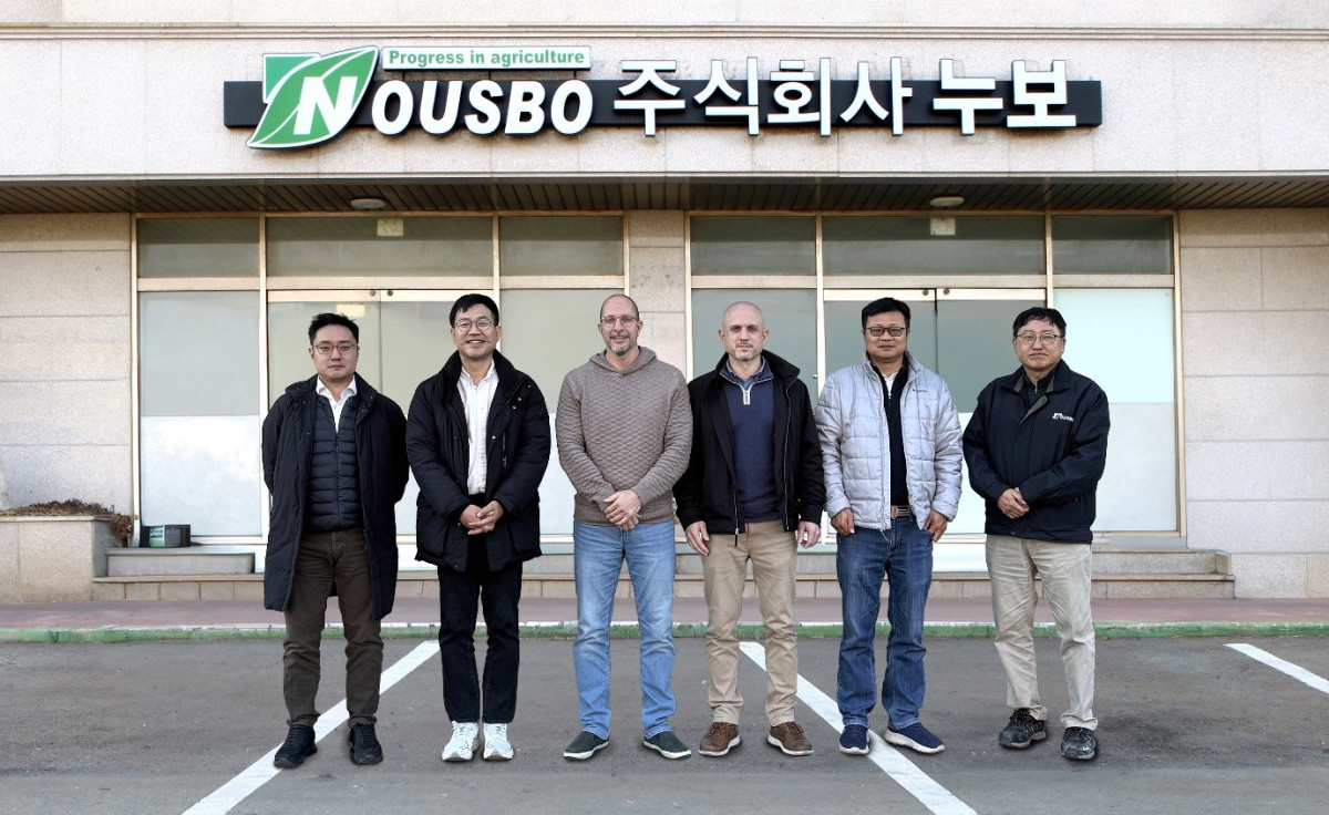 ▲사진 왼쪽부터 이준우 누보 미주법인장, 배형욱 누보 글로벌사업부문 상무, 존 오스먼 스캇츠 위탁생산 디렉터, 저스틴 쿠닥 스캇츠 위탁생산 매니저, 벤슨 시앙 스캇츠 QA 매니저, 서상일 누보 QA팀장이 기념 촬영을 하고 있다.(누보 제공)