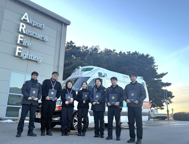 ▲인천공항소방대 소속 구급대원들이 인천소방본부로부터 받은 '하트세이버(Heart Saver)' 인증서를 들고 기념 촬영을 하고 있다. (사진제공=인천국제공항공사)