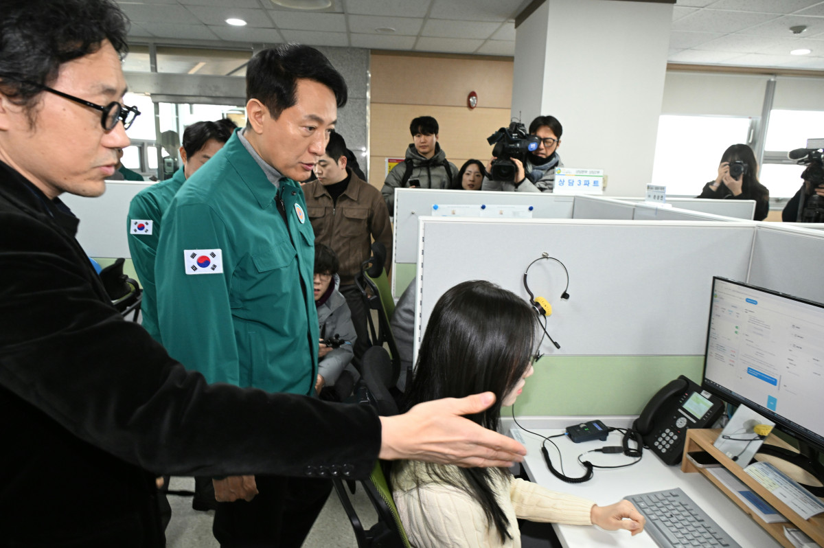 ▲오세훈 서울시장이 서울시내버스 파업 이틀째인 14일(수) 오전 120다산콜 센터를 방문해 시민 안내 및 불편접수 체계를 확인하고 있다. (서울시)