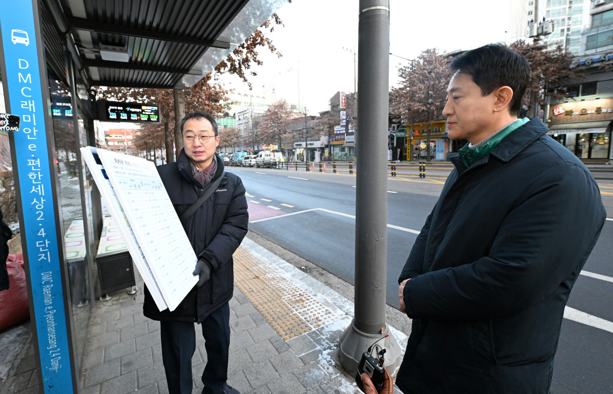▲ 오세훈 서울시장이 서울시내버스 파업 이틀째인 14일(수) 아침 서대문구에 위치한 버스정류장에서 주요 거점과 지하철역을 연결하는 무료 셔틀버스 수송 현황을 점검하고 있다. (서울시)