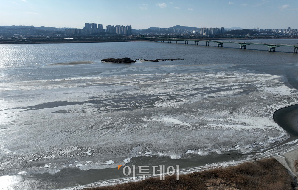 ▲전국 곳곳에 한파특보가 발효된 11일 경기 고양시 일산대교 북단 인근의 한강이 얼어붙어 있다.  (이투데이DB)