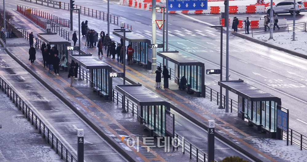 ▲서울 시내버스 총파업이 시작된 13일 서울 용산구 서울역 버스환승센터 정류장이 한산한 모습을 보이고 있다.  (이투데이DB)