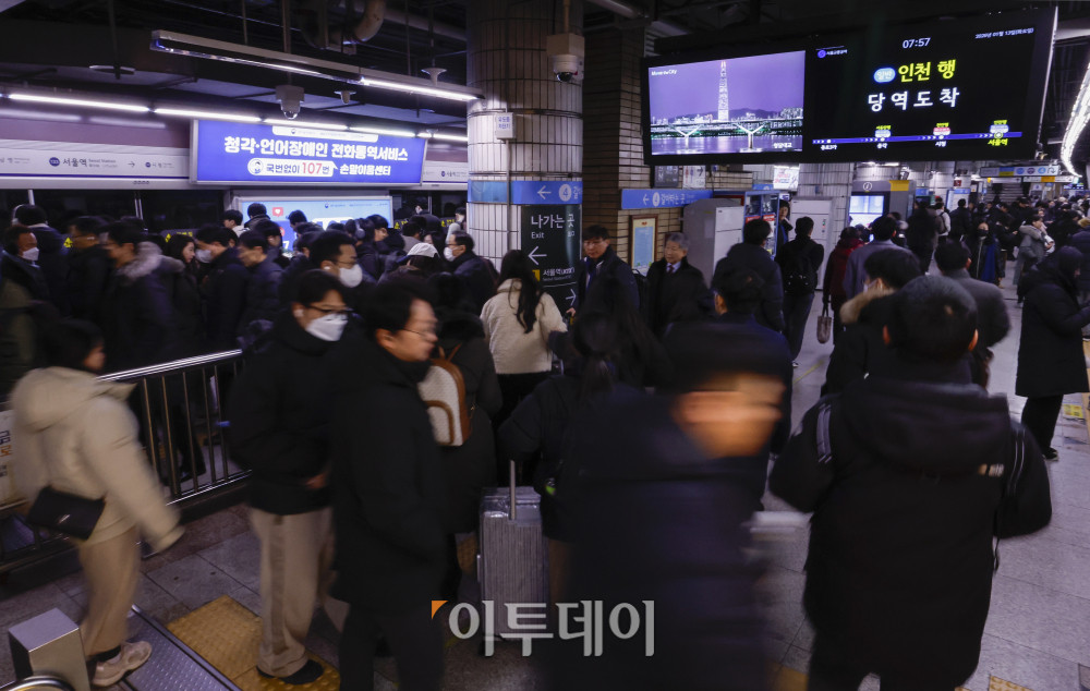 ▲서울 시내버스 총파업이 시작된 13일 서울역에서 시민들이 지하철을 이용해 출근을 하고 있다.  (이투데이DB)